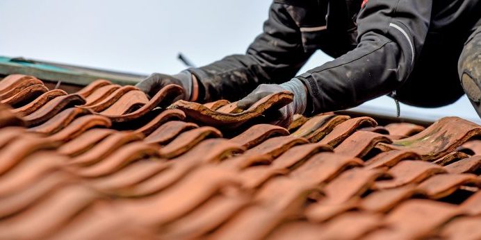 Dachdecker auf dem Dach Arbeistsicherheit Gerhard Seybert derpressefotograf.de